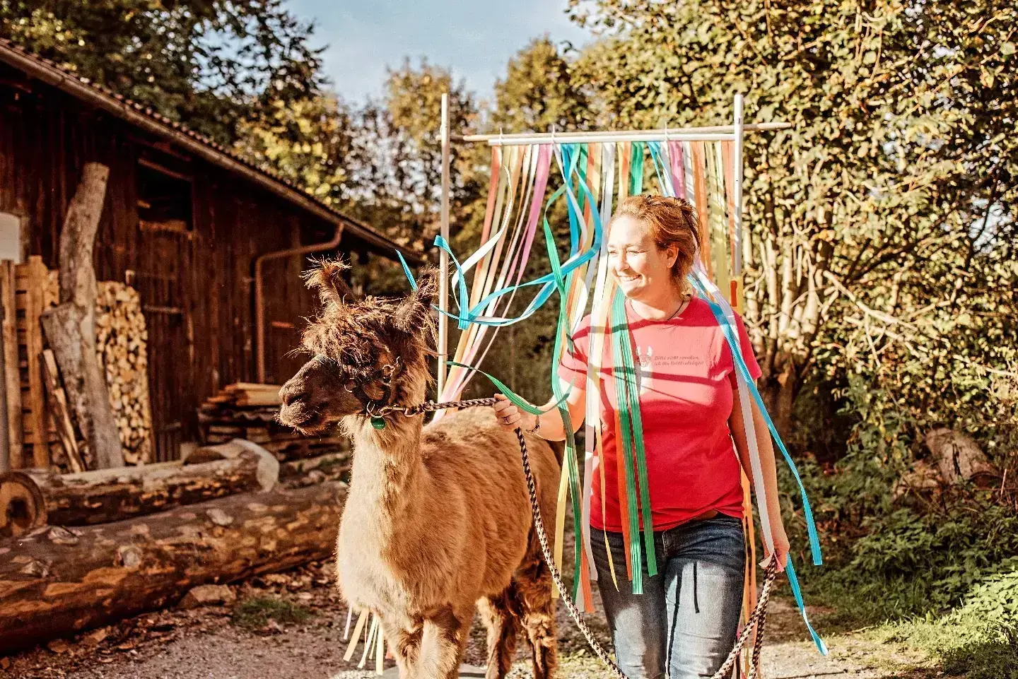 Elisabeth Astner, Lama Lisi, mit einem Lama in Brannenburg